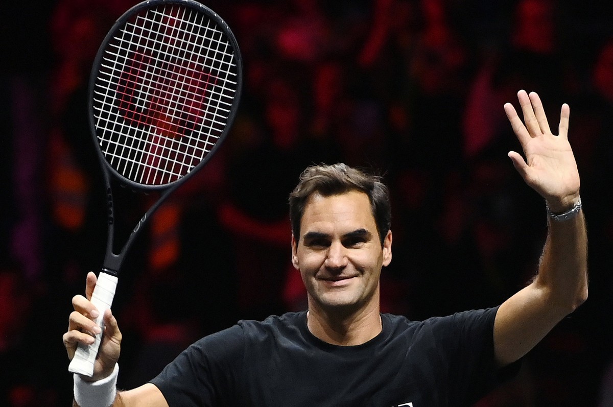 epa10199156 Swiss player Roger Federer greets fans during a practice session of team Europe in London, Britain, 22 September 2022, ahead of the Laver Cup tennis tournament starting on 23 September. EP ...