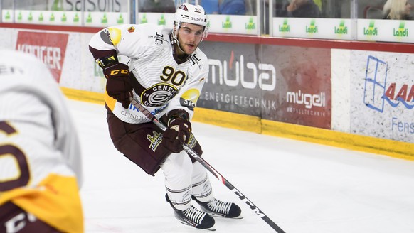 Servettes Simon Le Coultre, kaempft um den Puck, beim Eishockey Meisterschaftsspiel der National League zwischen dem EHC Biel und den Geneve-Servette HC, am Samstag, 12. Oktober 2019, in der Tissot Ar ...