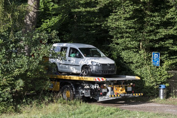 Einsatzkraefte schleppen das Auto des gesuchten Mannes ab, aufgenommen am Montag, 24. Juli 2017. Laut der Polizeisprecherin wurden mehrere Person verletzt, zwei davon schwer. Die Polizei ist teilweise ...