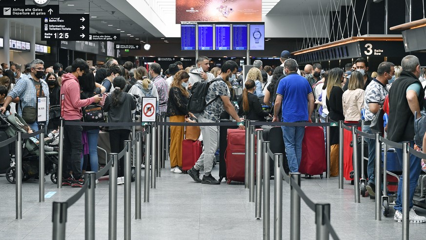 Reisende auf dem Flughafen Zuerich in Kloten am Samstag, 10. Juli 2021. Am Wochenende beginnen in weiten Teilen der Schweiz die Sommerferien. (KEYSTONE/Walter Bi