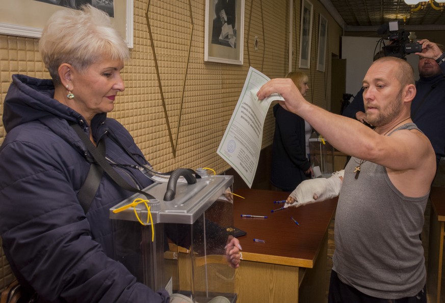 epa10201043 A local casts his ballot at a polling station in Luhansk, Ukraine, 23 September 2022. From September 23 to 27, residents of the Donetsk People&#039;s Republic, Luhansk People&#039;s Republ ...