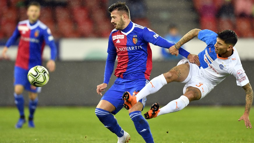 Der Grasshopper Jean-Pierre Rhyner ,rechts, gegen den Basler Albian Ajeti, links, beim Fussballspiel der Super League Grasshopper Club Zuerich gegen den FC Basel im Stadion Letzigrund in Zuerich am Sa ...