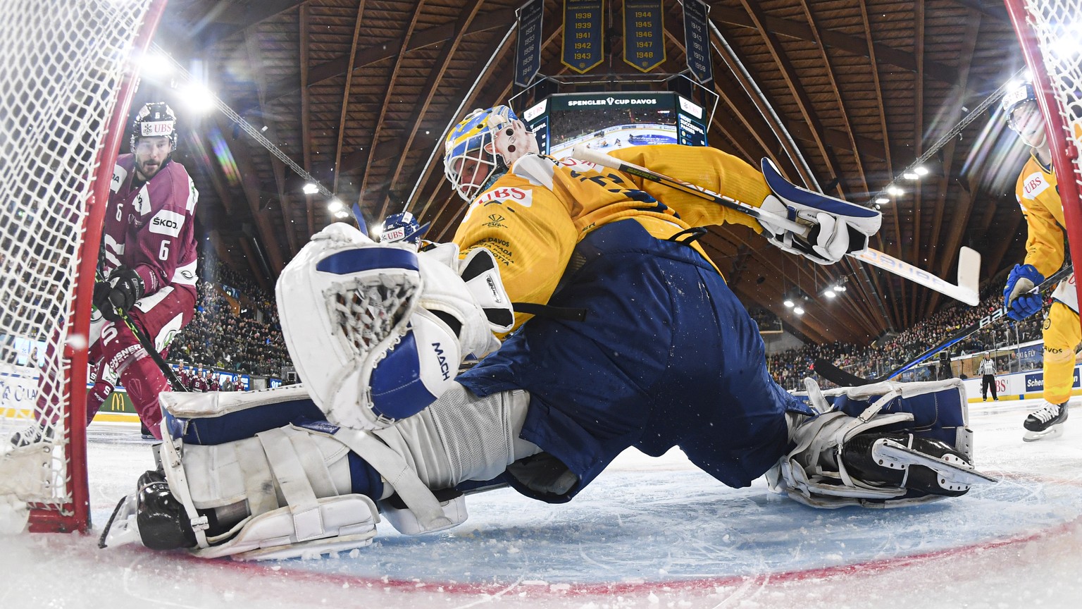 epa10380608 Sparta`s Michal Kempny (L) scores against Davos&#039; goalkeeper Gilles Senn during the match between Czech Republic&#039;s HC Sparta Praha and Switzerland&#039;s HC Davos at the 94th Spen ...