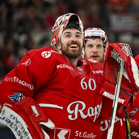 Torhueter Melvin Nyffeler (SCRJ), links, freut sich nach dem Eishockeyspiel der National League zwischen den Rapperswil-Jona Lakers und dem HC Davos, am Samstag, 1. Maerz 2025, in der St. Galler Kanto ...