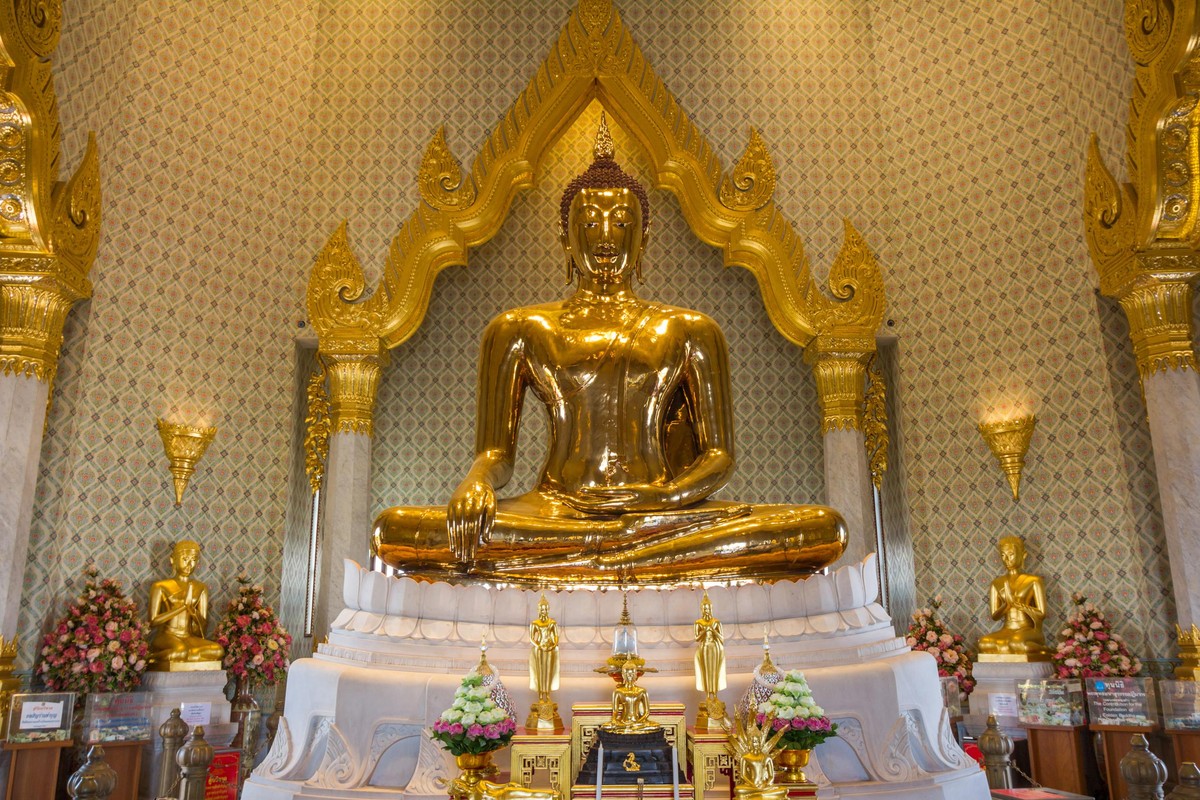 Die Statue heisst Phra Phuttha Maha Suwan Patimakon und zählt zu den bekanntesten Buddha-Plastiken Thailands.