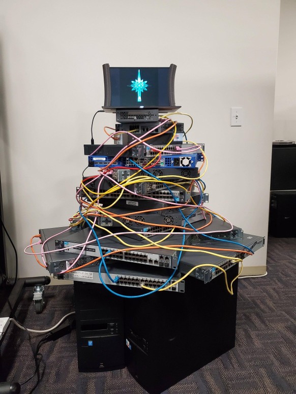Notfallplan Weihnachtsbaum: 14 Ideen für den etwas «anderen» Tannenbaum
Für die ITler: https://www.reddit.com/r/homelab/comments/e9q452/merry_christmas_yall/