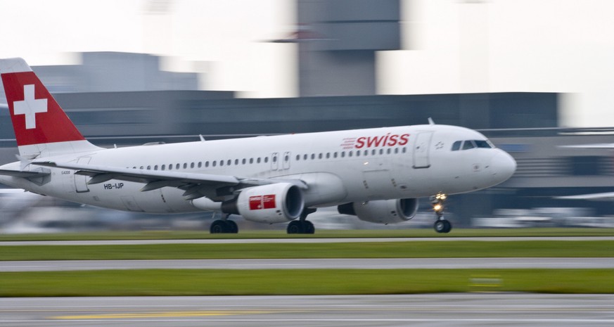 Swiss Airbus A320-214 with the identification HB-IJP takes off on runway 28 at Zurich&#039;s airport in Kloten in the canton of Zurich, pictured on October 7, 2008. (KEYSTONE/Gaetan Bally)

Das Swiss  ...