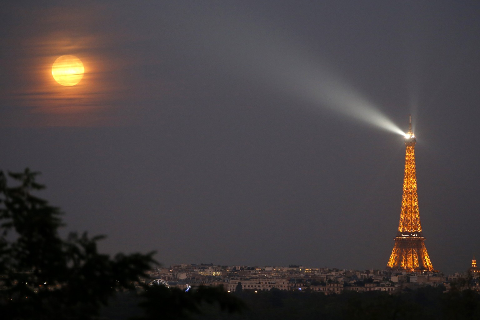Am 9. September 2014 sah man den gelben Supermond nahe dem Eiffelturm in Paris.&nbsp;