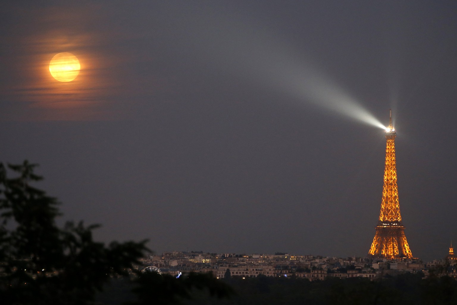 Am 9. September 2014 sah man den gelben Supermond nahe dem Eiffelturm in Paris. 
