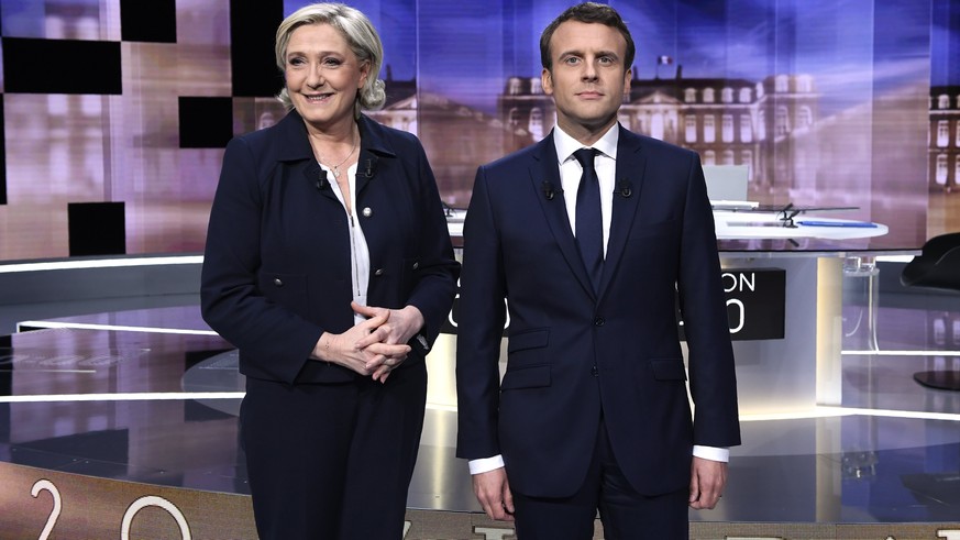 epa05942617 French presidential election candidate for the far-right Front National (FN) party, Marine Le Pen (L), and French presidential election candidate for the &#039;En Marche!&#039; (Onwards!)  ...