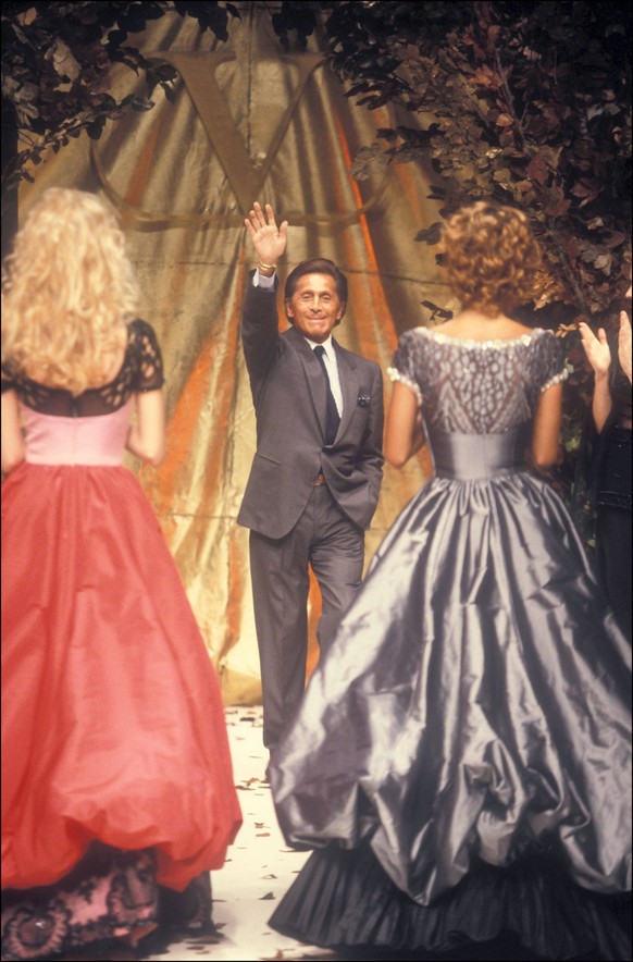 RECORD DATE NOT STATED Haute Couture Fashion Show Fall Winter 1994 1995 Valentino 51115 0000 00 00 Paris France Garavani, Valentino Clemente Ludovico Valentino PUBLICATIONxNOTxINxFRAxBEL Copyright: xG ...