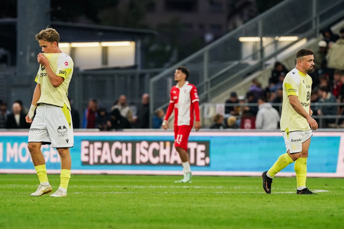 Ludwig Malachowski (FCB), links und Xherdan Shaqiri (FCB), rechts, schauen enttaeuscht im Fussball Meisterschaftsspiel der Swiss Super League zwischen dem FC Vaduz (FCV) und dem FC Basel (FCB), am Son ...