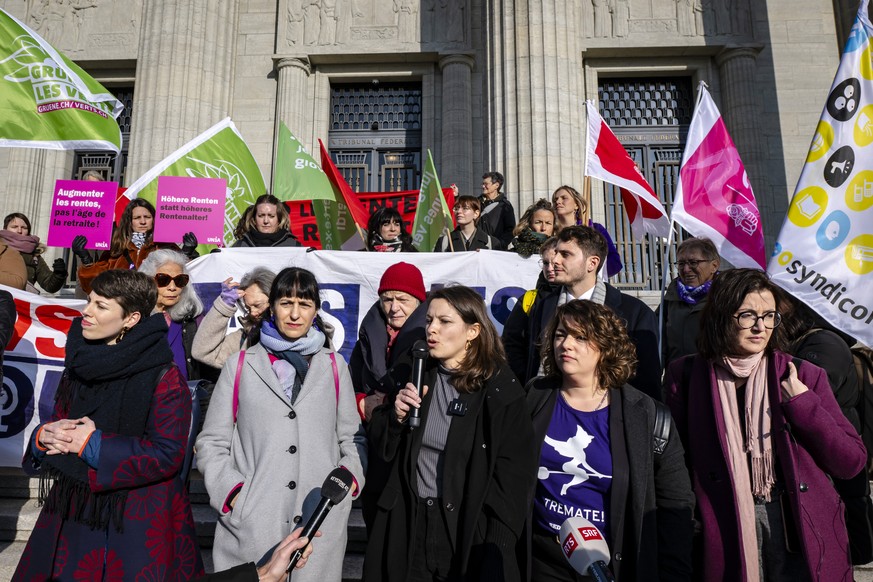 Lisa Mazzone, presidente du parti Les Vert-e-s suisse, Vania Alleva, presidente du syndicat UNIA, Mattea Meyer, co-presidente du parti socialiste suisse, Tamara Funiciello, membre du Conseil national  ...