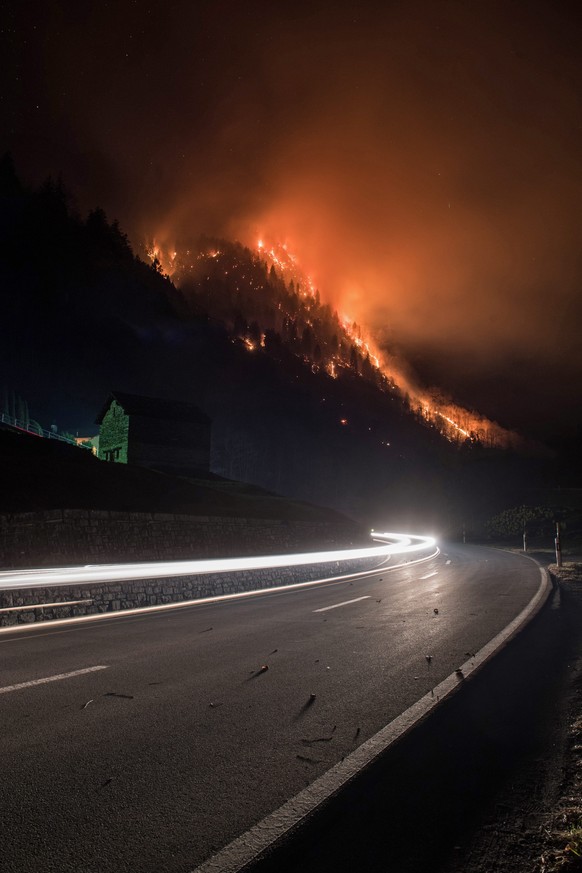 epa05689625 epa05689619 A forest fire burns in the Misox valley between Mesocco and Soazza, in the canton of Grisons, Switzerland, 27 December 2016. According to the cantonal police of Grisons, at 8pm ...