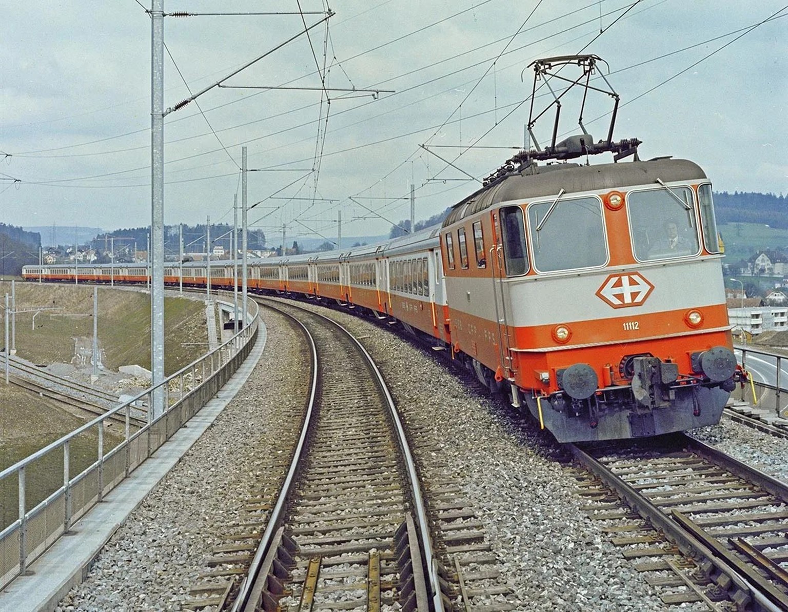 Der Swiss Express schafft die Strecke Zürich–Bern in 83 Minuten.
https://www.sbbarchiv.ch/detail.aspx?ID=478929