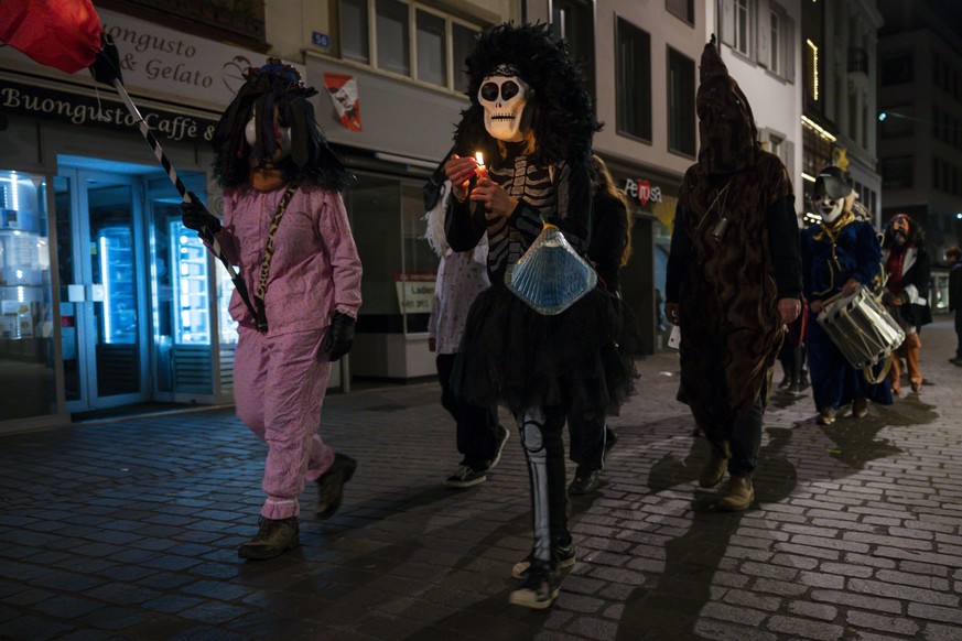 Eine Clique zieht mit einer Kerze durch die Stadt am nicht stattfindenden Morgestraich in Basel, am Montag Morgen um 04:00 Uhr, am 2. Maerz 2020. Die Behoerden hatten die Drey scheenschte Daeaeg wegen ...