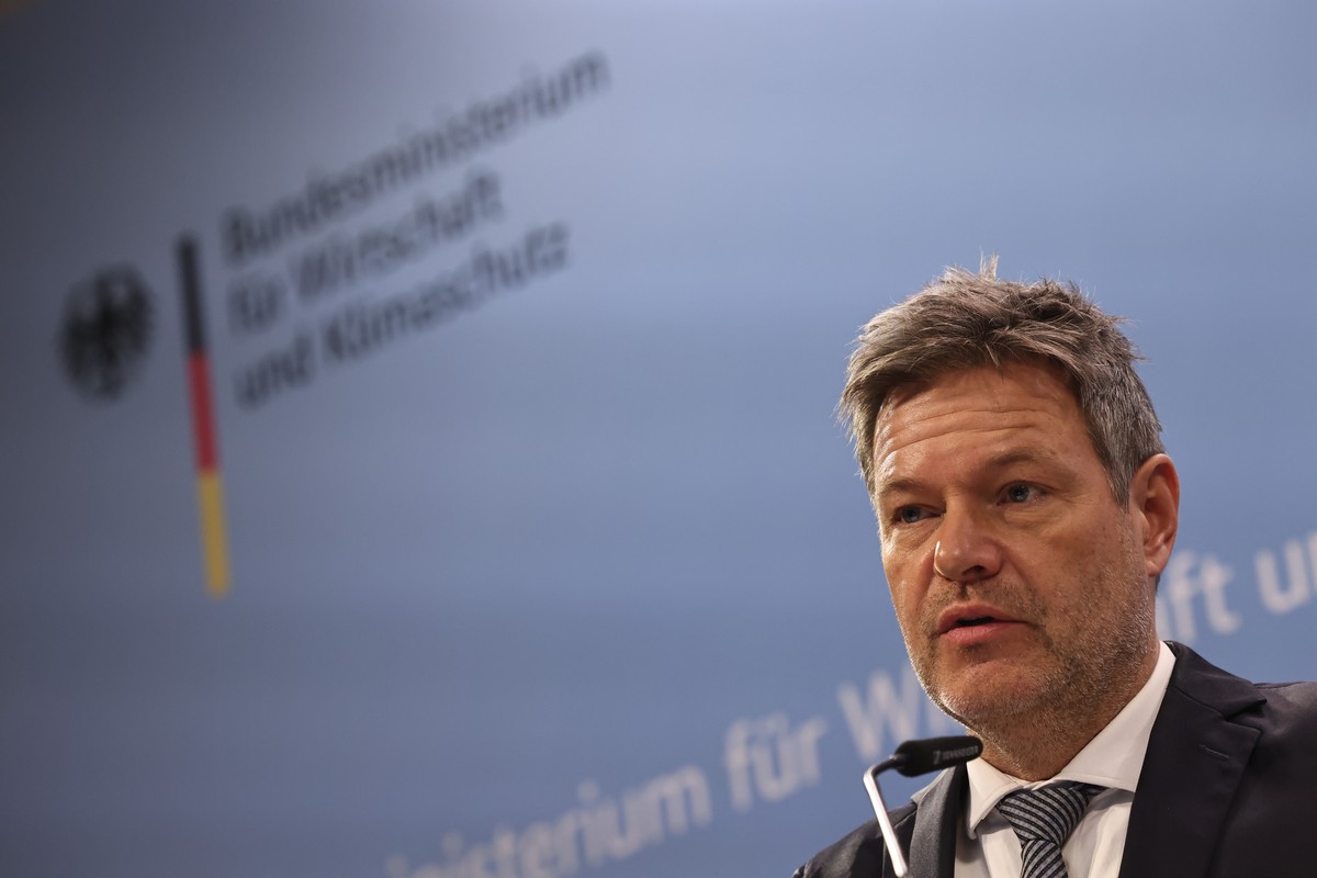 epa10997313 German Minister for Economy and Climate Robert Habeck speaks during a press conference after a conference of economics and energy ministers in Berlin, Germany, 27 November 2023. The meetin ...
