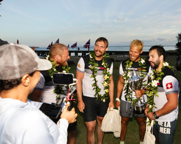 Bei der Ankunft auf Hawaii waren die Medien anwesend, nicht aber Freunde und Familien.