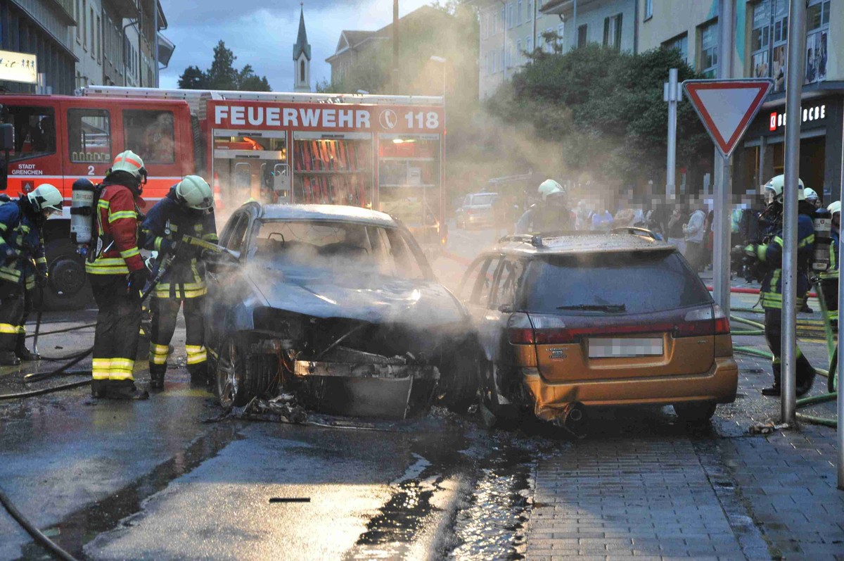 Grenchen SO, 5. September 2016, 19:30 Uhr: Wegen eines medizinischen Problems kollidierte in Grenchen ein Autolenker mit einem anderen Auto. Beide Fahrzeuge gerieten in Brand. Alle Unfallbeteiligten k ...