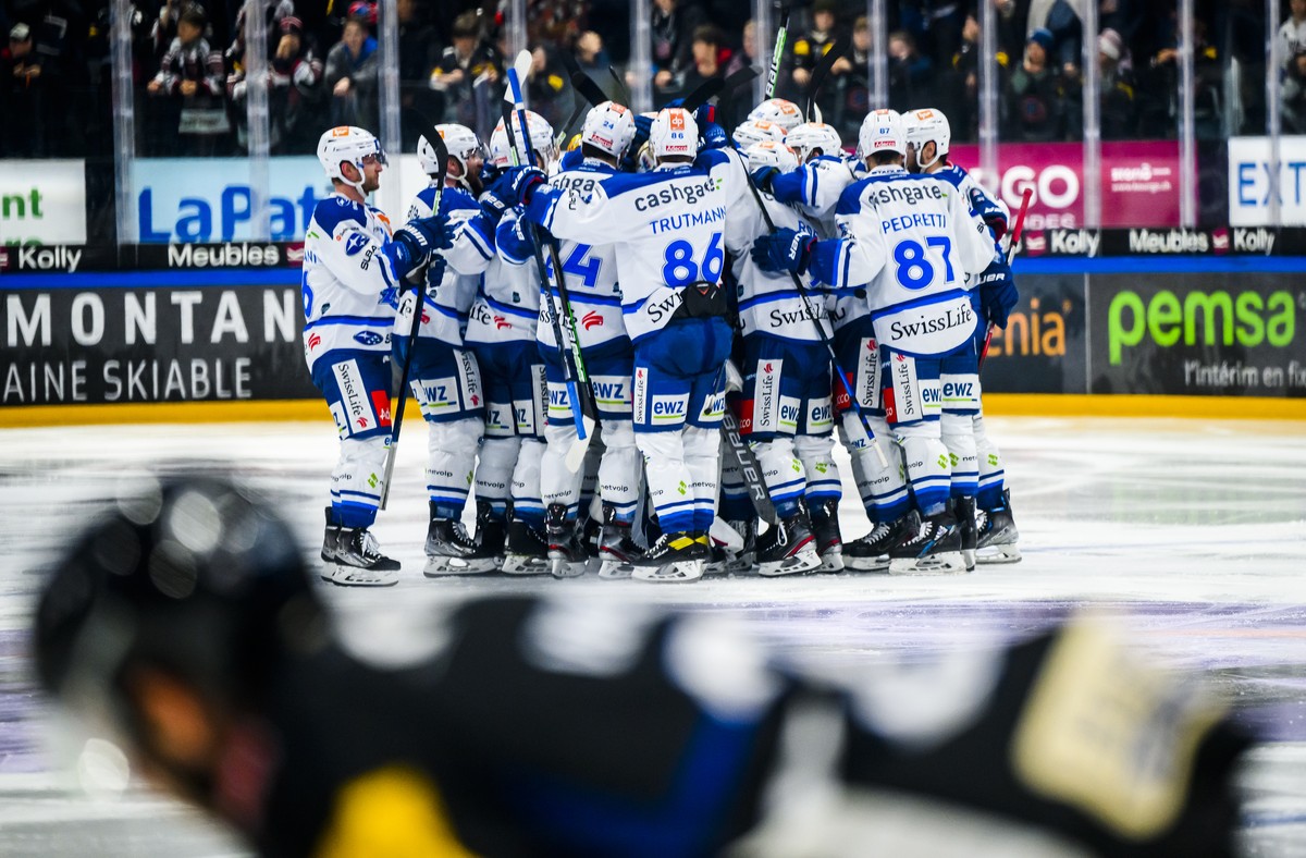 Joie des joueurs des ZSC apres le but de la victoire en prolongation marque par l'attaquant des ZSC Denis Malgin face au gardien du fribourg Reto Berra lors de l'acte 1 de la demi-finale de  ...