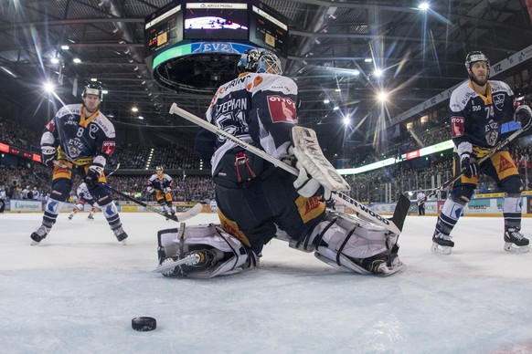 Torhueter Tobias Stephan, links, von Zug nach dem 0:2 fuer Zuerich im dritten Eishockey Playoff-Viertelfinalspiel der National League zwischen dem EV Zug und den ZSC Lions, am Donnerstag, 15. Maerz 20 ...