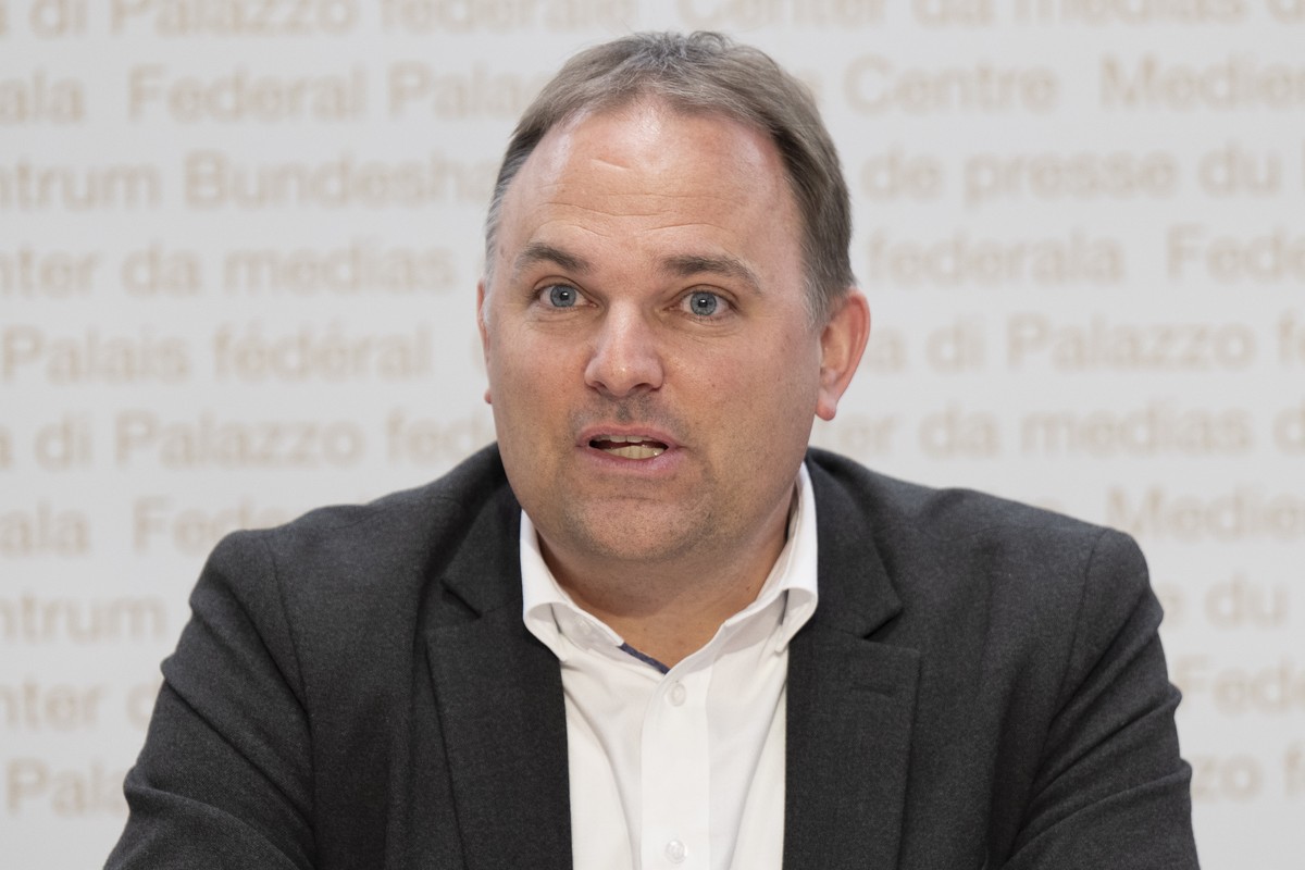 Nationalrat und Parteipraesident Marcel Dettling, SVP-SZ, spricht an einer Medienkonferenz zur Asylpolitik, am Dienstag, 25. Februar 2025, in Bern. (KEYSTONE/Peter Schneider)