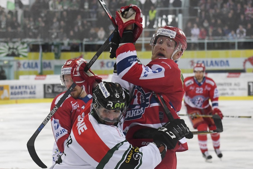 Cedric Huesler von Rapperswil, rechts, gegen Marc Grieder von Olten, im dritten Playoff-Finalspiel der Eishockey Swiss League zwischen den SC Rapperswil-Jona Lakers und dem EHC Olten, am Ostermontag,  ...