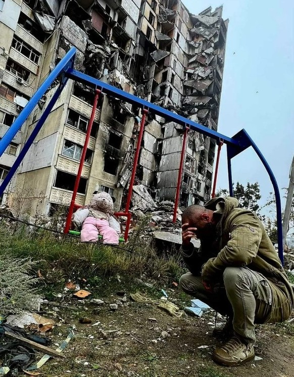 The horrors of war: Avi Motola in front of a shot-down skyscraper.