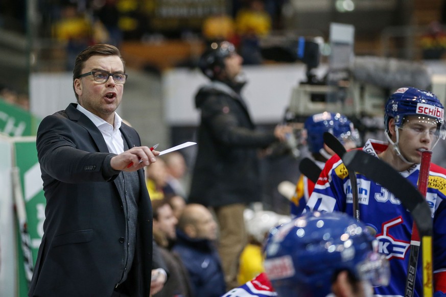 EHC Kloten Cheftrainer Pekka Tirkkonen waehrend dem Eishockey-Meisterschaftsspiel der National League A zwischen dem EHC Kloten und dem SC Bern am Dienstag, 17. Januar 2017, in der SWISS Arena in Klot ...