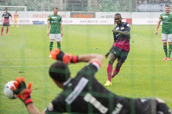 Hier scheitert Gilles Yapi vom Penaltypunkt noch an St.Gallens Goalie Lopar – doch Avi Rikan und Franck Etoundi bügeln seinen Fehler aus.