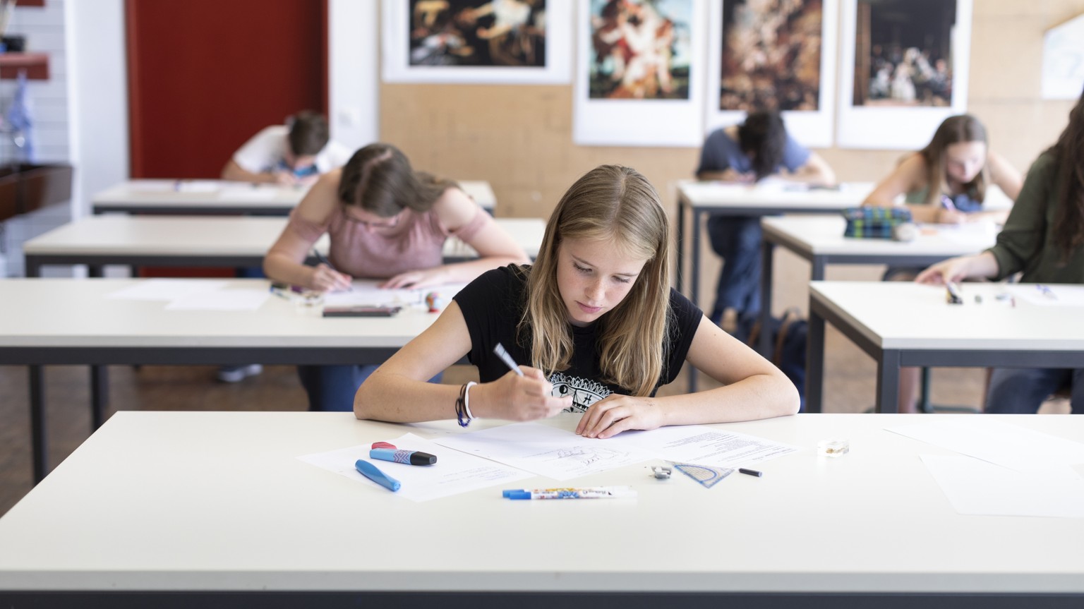 IM HINBLICK AUF DEN SCHULJAHRESBEGINN STELLEN WIR IHNEN FOLGENDES NEUES BILDMATERIAL VOM UNTERRICHT AN GYMNASIALEN MATURITAETSCHULEN ZUR VERFUEGUNG --- Class 2A pictured taking an exam during natural  ...