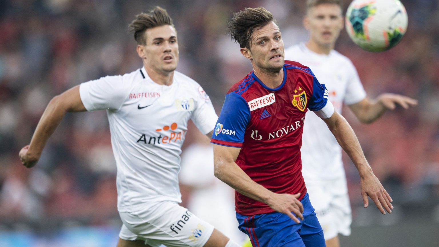 Zuerichs Benjamin Kololli, links, spielt um den Ball mit Basels Valentin Stocker, rechts, im Fussball Meisterschaftsspiel der Super League zwischen dem FC Zuerich und dem FC Basel im Letzigrund, am So ...