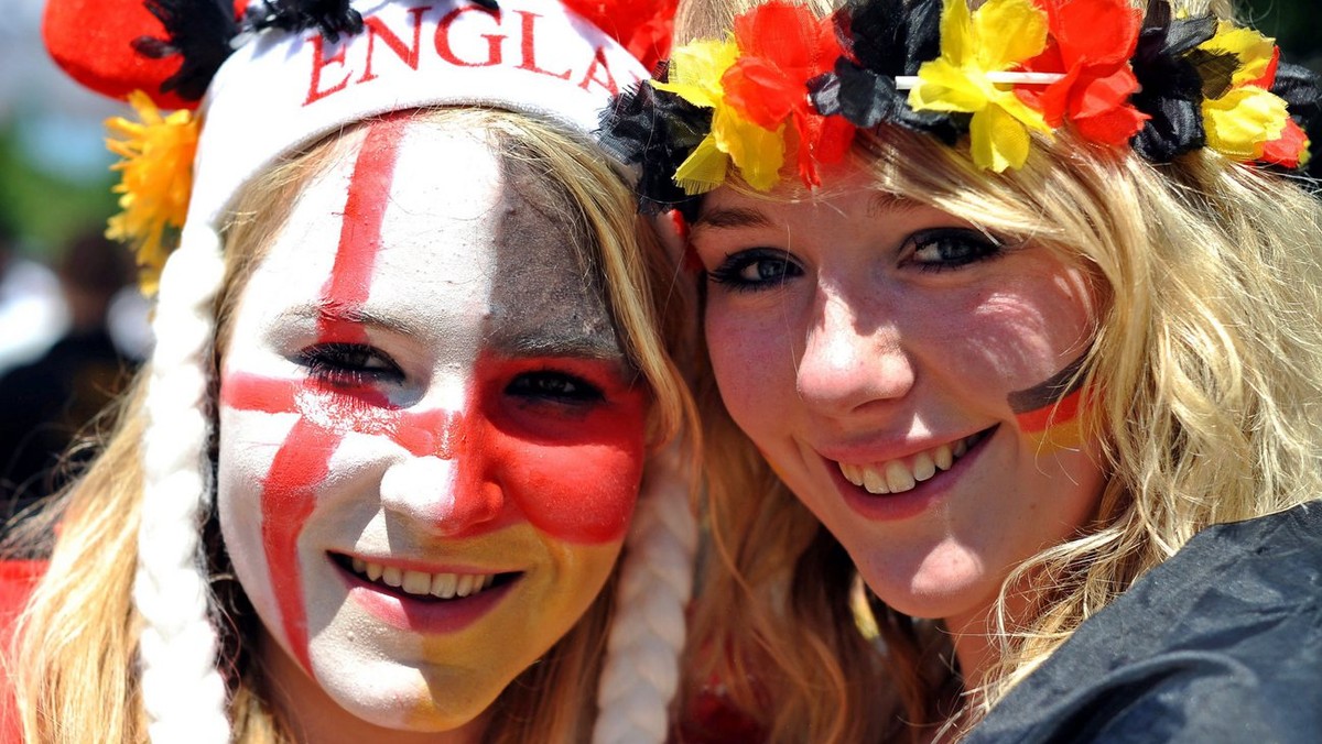 epa02226143 Two female soccer fans on their way to watch the FIFA 2010 World Cup round of 16 soccer match between Germany and England at a public screening in Munich, Germany, 27 June 2010. The match  ...
