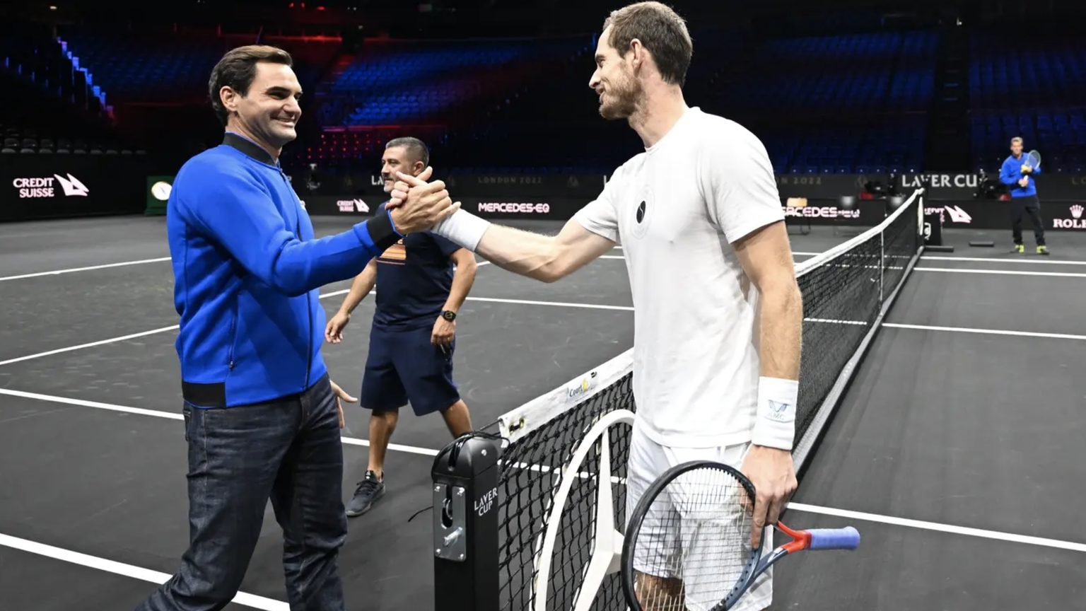 Federer am Dienstag beim Handschlag mit Andy Murray.