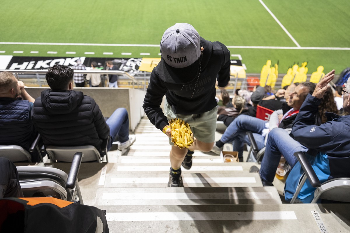 Ein junger FC Thun Fan verpflegt sich mit Pommes Frites am Public Viewing waehrend dem Auswaertsspiel seiner Mannschaft in Basel gegen den FCB, am Samstag, 2. Mai 2026 in der Stockhorn Arena in Thun.  ...