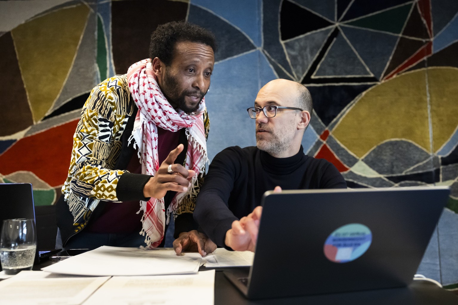 Mohamed Wa Baile, links, diskutiert mit Tarek Naguib, Jurist und Mitglied der Allianz gegen Racial Profiling, vor Beginn einer Medienkonferenz der Allianz gegen Racial Profiling, am Dienstag, 20. Febr ...