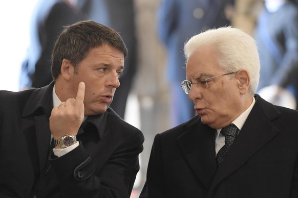 epa05639282 Italian President Sergio Mattarella (R) speaks with Italian Prime Minister Matteo Renzi (L) before a ceremony for the closing of the Jubilee of Mercy at the Vatican, 20 November 2016. EPA/ ...