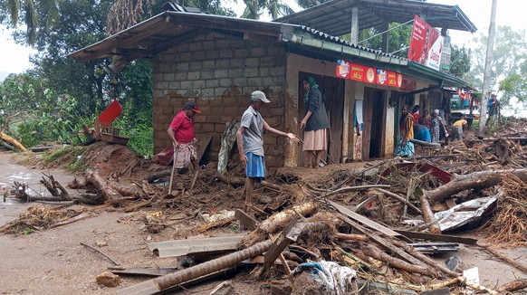 Landslide survivors clean the debris in Hanguranketha, Sri Lanka, Saturday, Nov. 29, 2025. (AP Photo/Lakshmen Neelawathura)
Sri Lanka Extreme Weather Floods