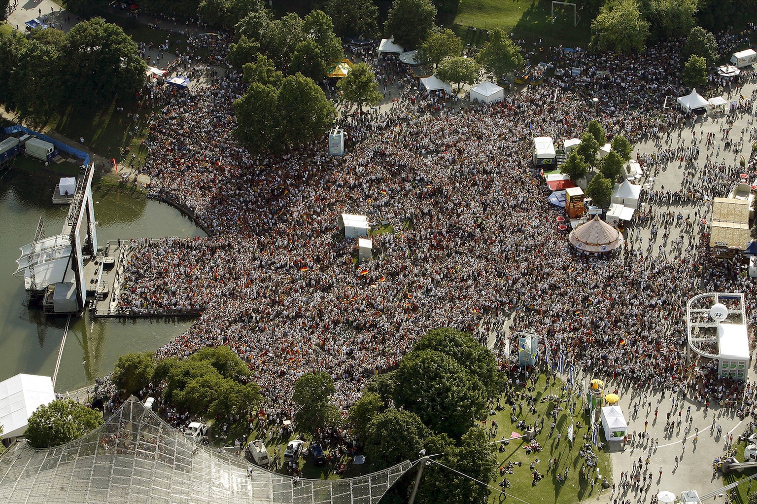 IMAGO / Fishing 4

Fanfest im Münchner Olympiapark: Massen von Fans haben sich zum Public Viewing vor dem Olympiasee zusammengefunden Fußball WM Herren Weltmeisterschaft 2006, Fanfest, Fan Fest, Party ...