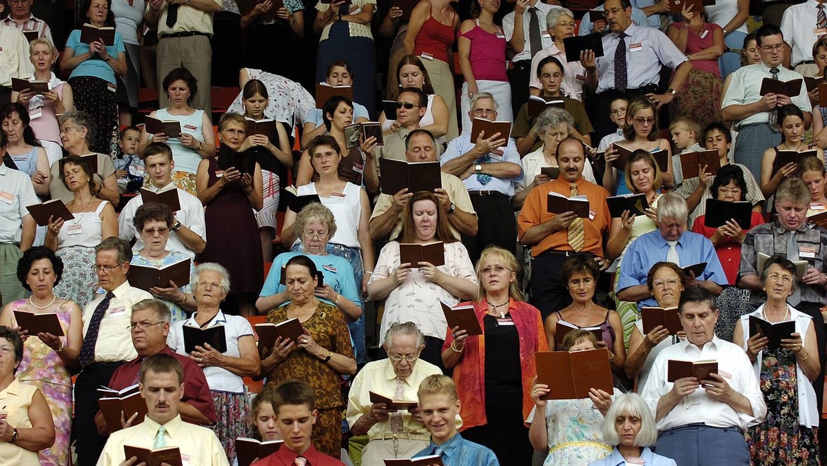 Rund 7000 Anhaengerinnen und Anhaenger der Sekte Zeugen Jehovas aus der ganzen Deutschschweiz versammelten sich am Freitag, 29. Juli 2005, im Fussballstadion Letzigrund zur ihrem Bezirkskongress mit d ...