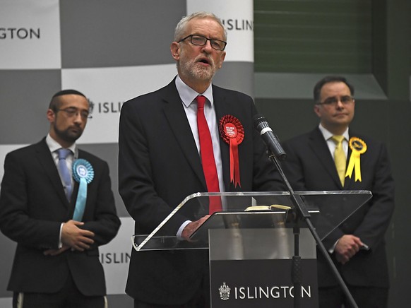 KÃ¼ndigte nach der Wahlschlappe seinen RÃ¼ckzug von der Spitze der britischen Sozialdemokraten an: Labour-Parteichef Jeremy Corbyn.