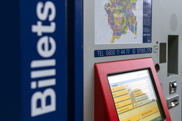 ZUM AUSFALL VOM SBB ONLINE PORTAL UND DEM TICKETDIENST AM SCHALTER, STELLEN WIR IHNEN HEUTE, 19. JANUAR 2018, FOLGENDES BILDMATERIAL ZUR VERFUEGUNG - Ein neuer Billettautomat der SBB steht bei der Wel ...