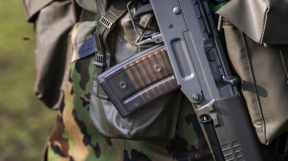 ZUR UEBERSICHT DER AUSFUHR VON KRIEGSMATERIAL IM JAHR 2017, STELLEN WIR IHNEN HEUTE, 27. FEBRUAR 2018, FOLGENDES BILDMATERIAL ZUR VERFUEGUNG - Das geladene Magazin eines Sturmgewehr 90 waehrend der Au ...