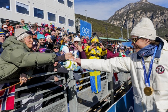 Winter Olympics in Milan Cortina 2026 Val di Fiemme, Italy 20260218. Johannes Hosflot Klaebo from Norway greets his girlfriend Pernille Dosvik after the cross-country team sprint on Lago di Tesero dur ...