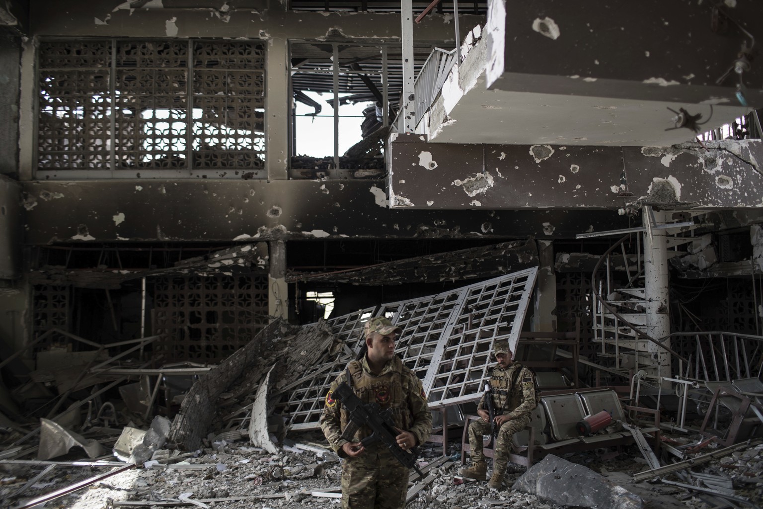 Federal Police Rapid Response Force fighters stand inside Mosul&#039;s main hospital complex after it was retaken by Iraqi forces during fighting against Islamic State militants, in Mosul, Iraq, Tuesd ...