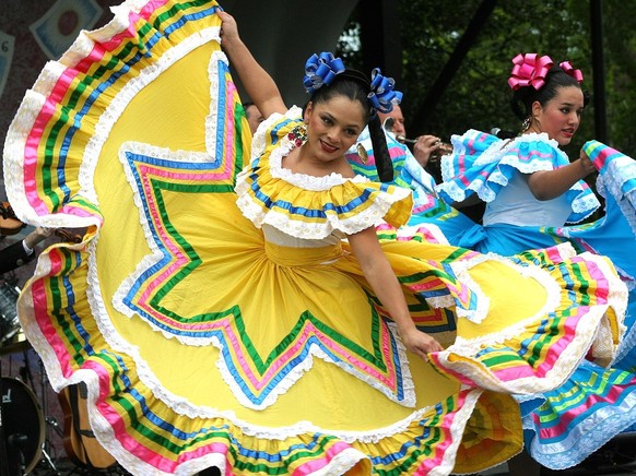 Tänzerinnen an Cinco de Mayo Feier in Washington DC, 2007 https://en.wikipedia.org/wiki/Cinco_de_Mayo#/media/File:Cinco_de_Mayo_dancers_in_Washington_DC.jpg