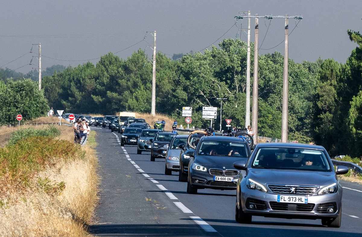 People leave the Ares region during wildfires, western France, Friday July 24, 2026. (AP Photo/Caroline Blumberg)
France Wildfires