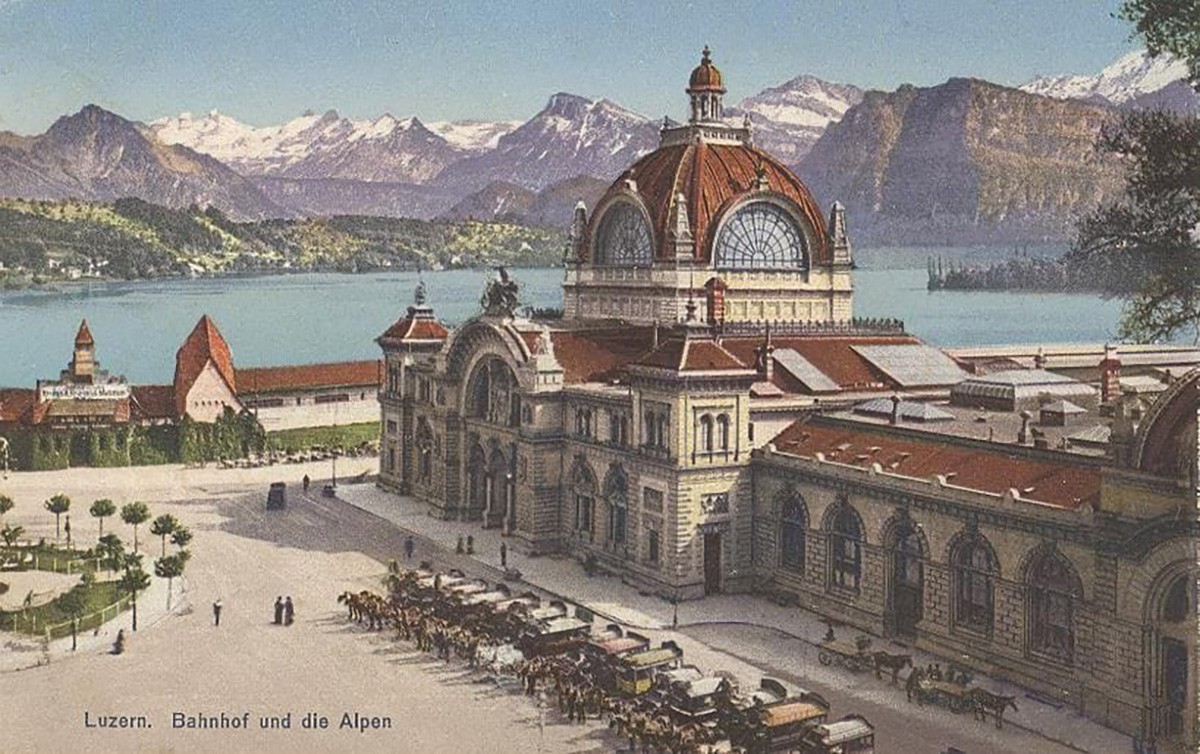 Der Luzerner Bahnhof um 1900, kurz nach seiner Fertigstellung. Monumentaler lässt sich die Bedeutung der Eisenbahn nicht zum Ausdruck bringen. Im Bahnhof die Dampfrösser der Züge, auf dem Platz die Ku ...
