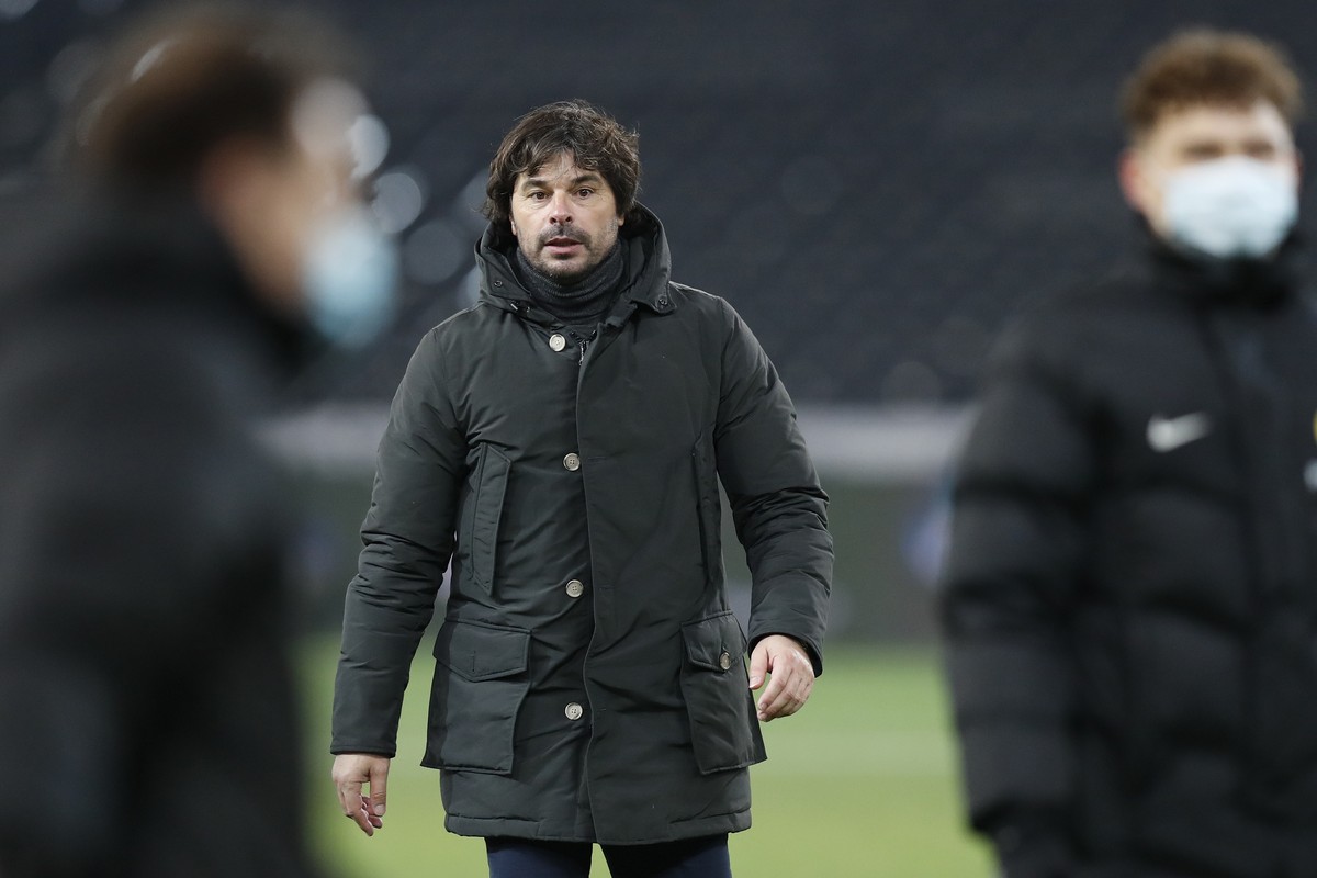 Basels Cheftrainer Ciriaco Sforza verlaesst das Spielfeld nach dem Super League Spiel zwischen dem BSC Young Boys Bern und dem FC Basel, am Samstag, 21. Novmber 2020 im Stadion Wankdorf in Bern. (KEYS ...