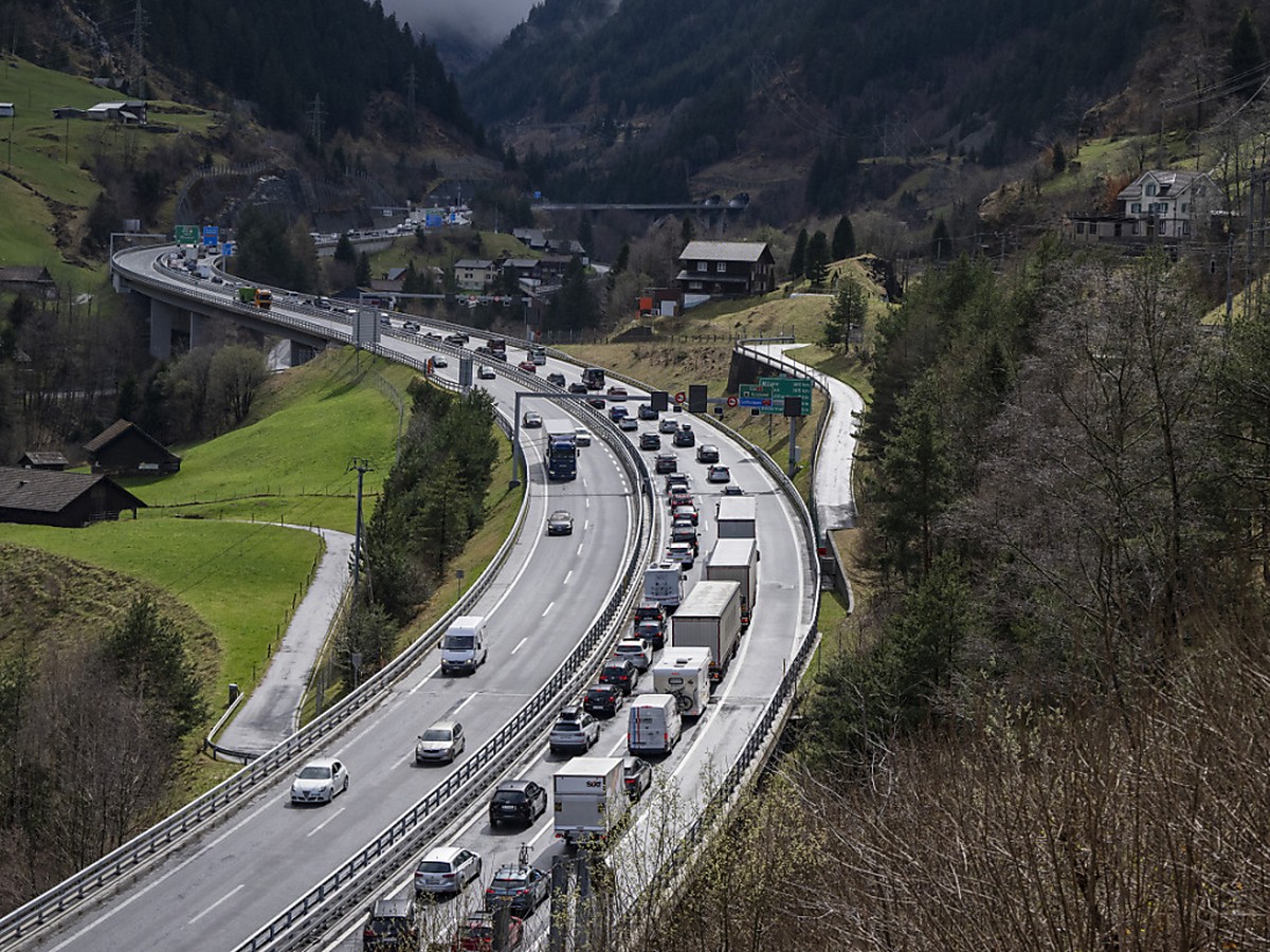 Les bouchons qui se sont formés devant l'entrée nord du tunnel routier du Gothard s'allongeaient jusqu'à Erstfeld (UR), vendredi en milieu d'après-midi. Le temps d'attente y e ...